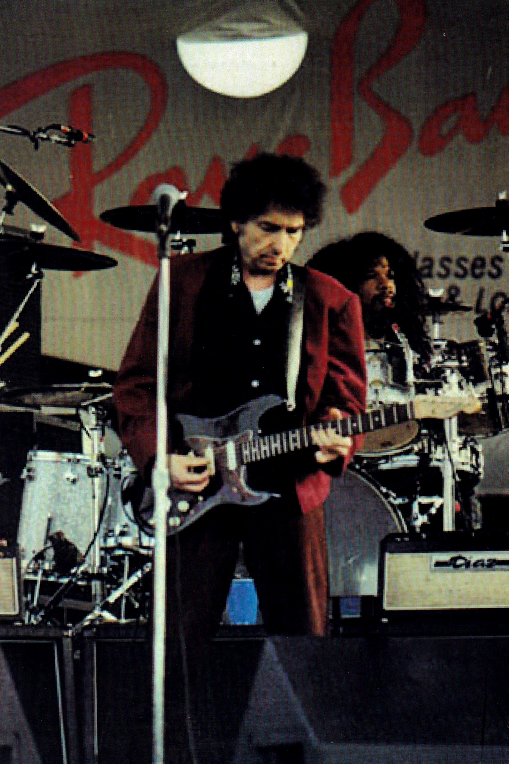 গিটার আর একটা অন্ধকার রাস্তা