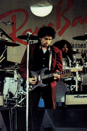 গিটার আর একটা অন্ধকার রাস্তা